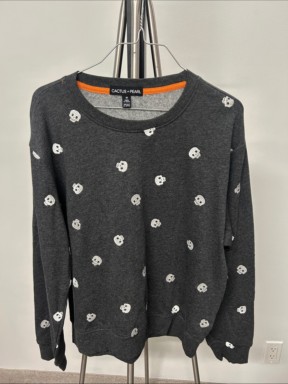 NWOT Cactus + Pearl Charcoal Skull Crewneck Sweater medium
